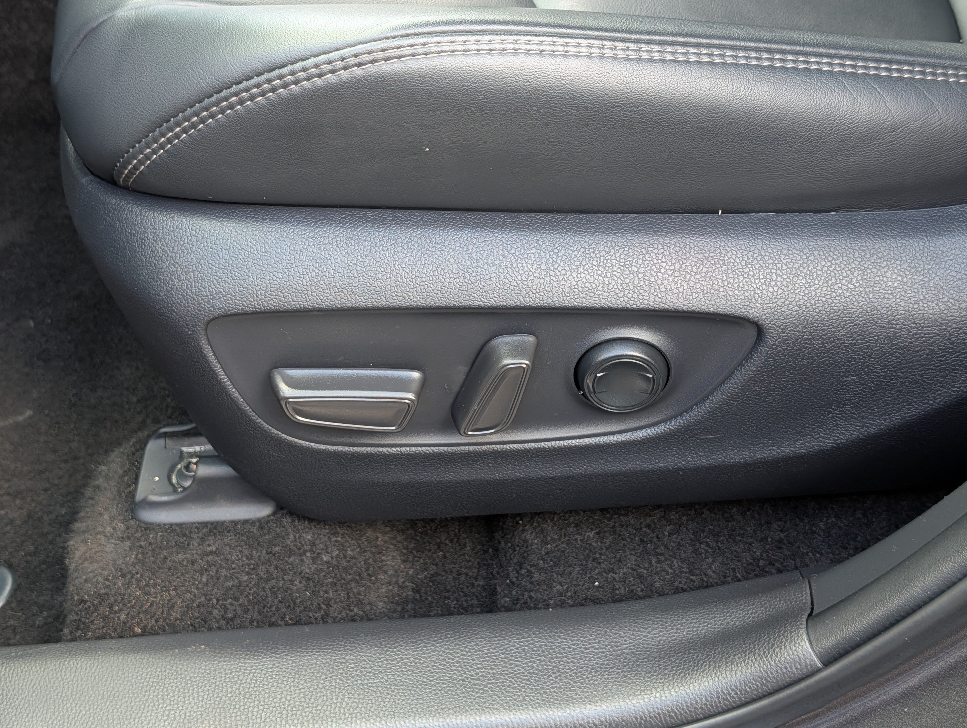 Used 2024 Magnetic Gray Metallic Toyota Hybrid XLE Premium image 20