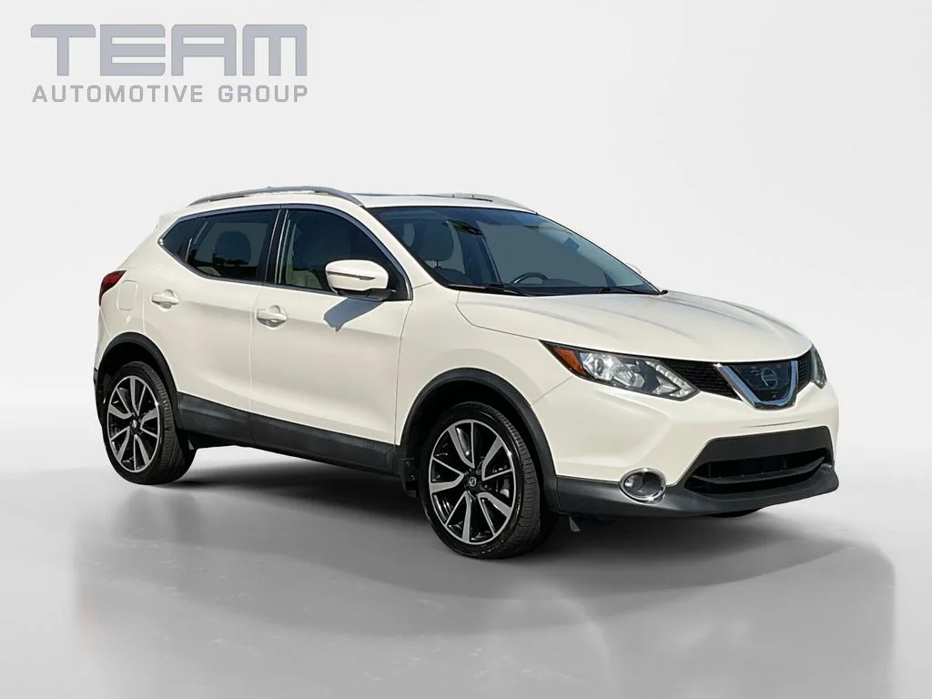 Used 2017 White Nissan SL image 1