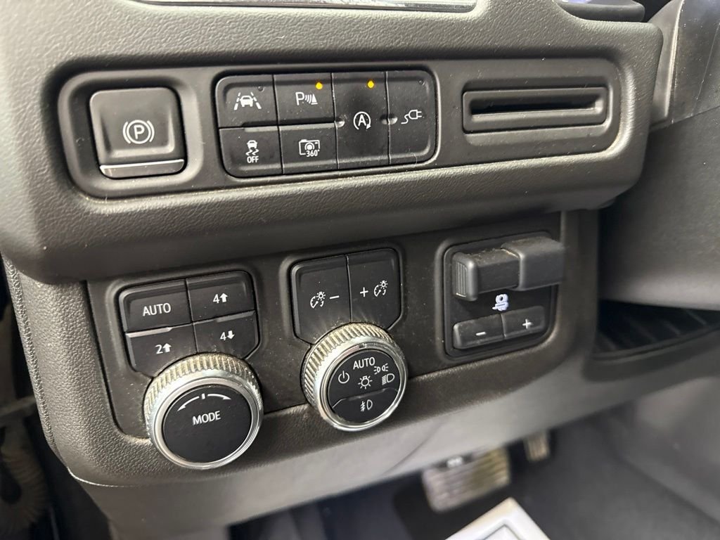 Used 2022 Black GMC SLT image 25