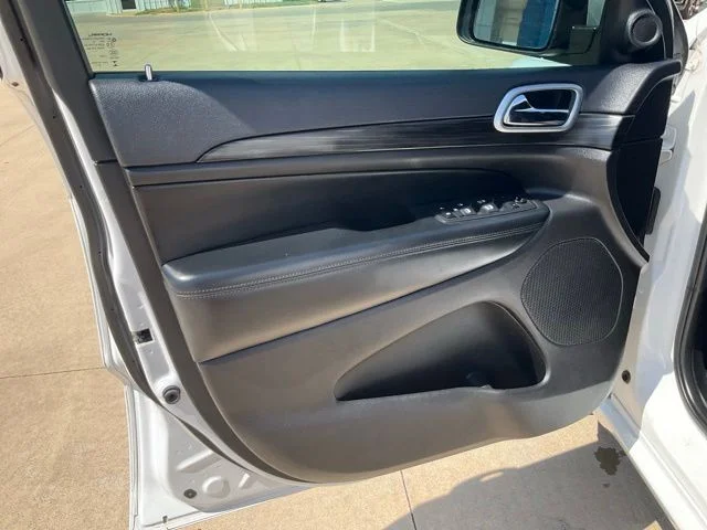 Used 2019 White Jeep Altitude image 4