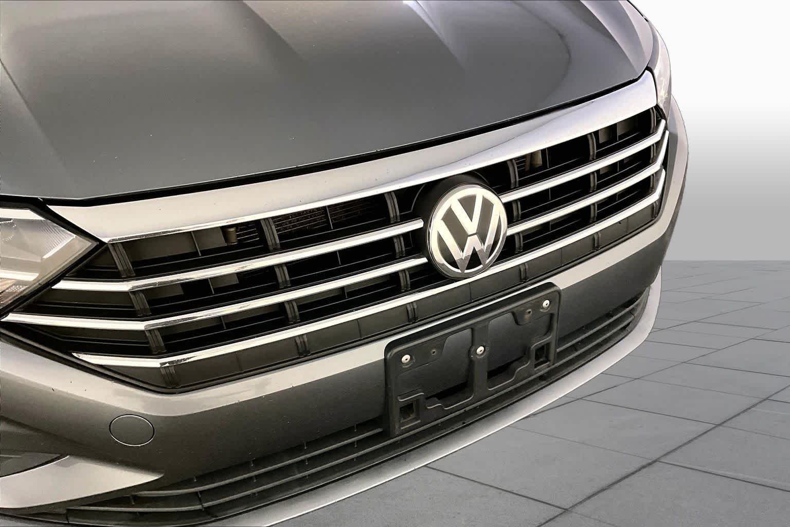 Used 2019 Platinum Gray Metallic Volkswagen SE image 32