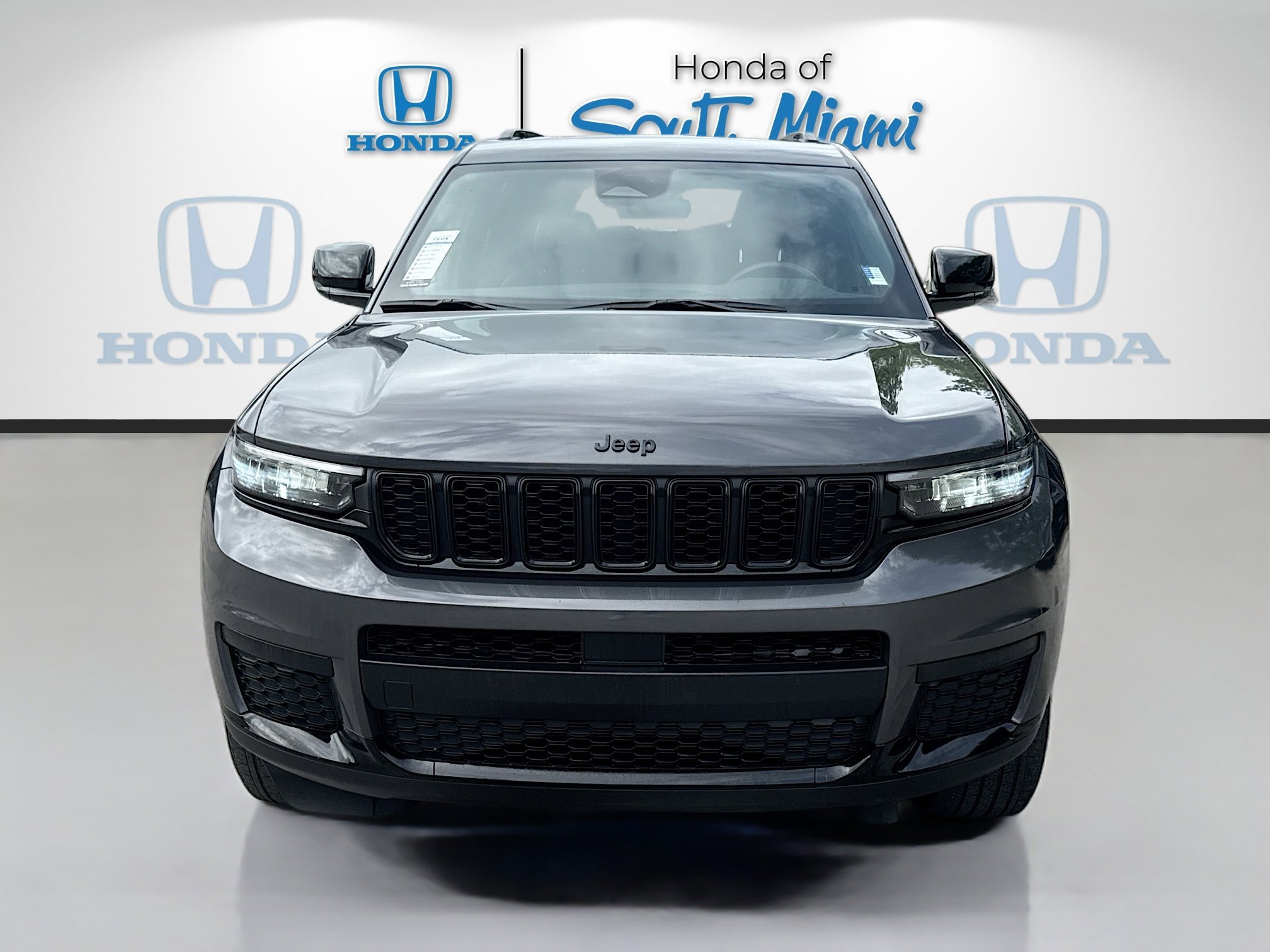 Used 2024 Baltic Gray Metallic Clearcoat Jeep Altitude image 2