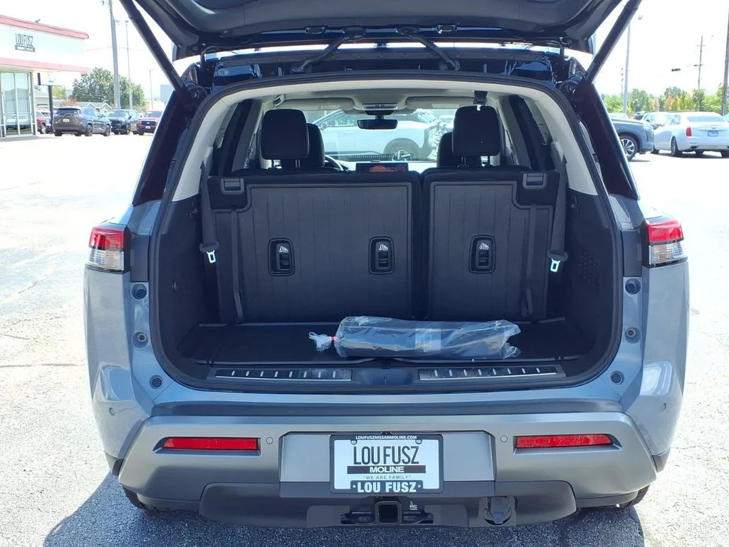 New 2026 Boulder Gray Pearl / Super Black Two-tone Nissan Platinum image 5