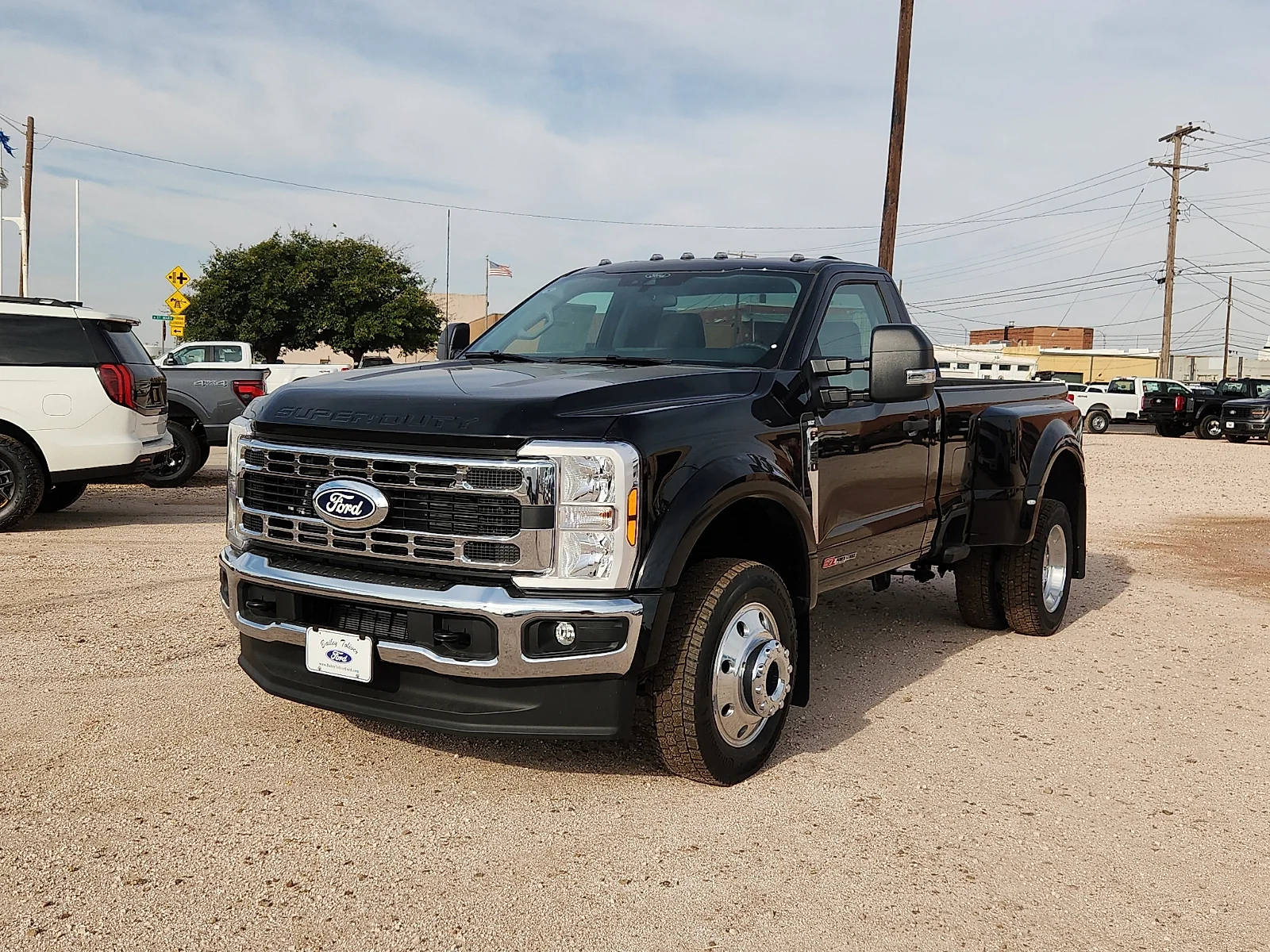 New 2027 Agate Black Metallic Ford XLT image 3