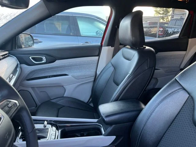 Used 2024  Jeep Latitude image 11