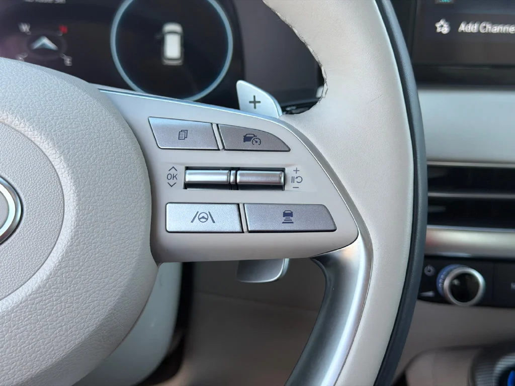 Used 2024 White Hyundai Calligraphy image 28