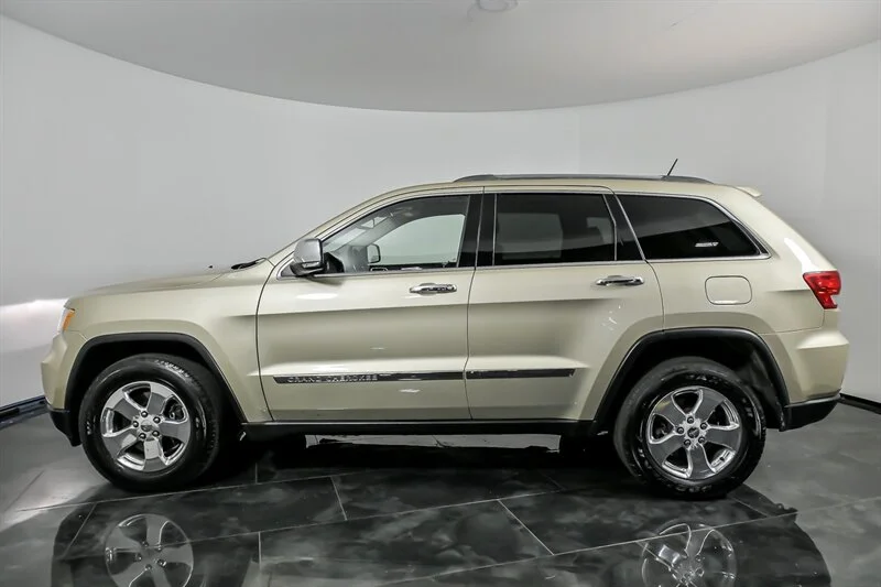 Used 2011 White Gold Clear Coat Jeep Limited image 6