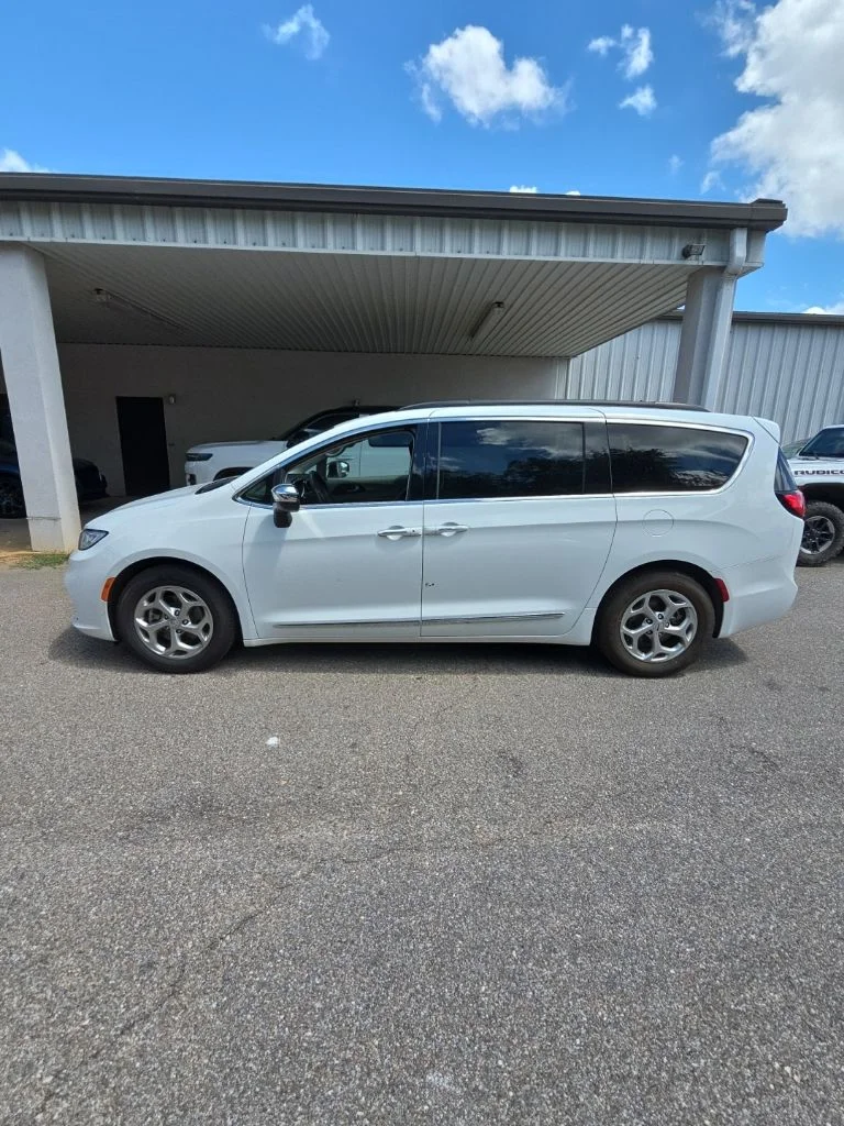 Used 2023 White Chrysler Limited image 12