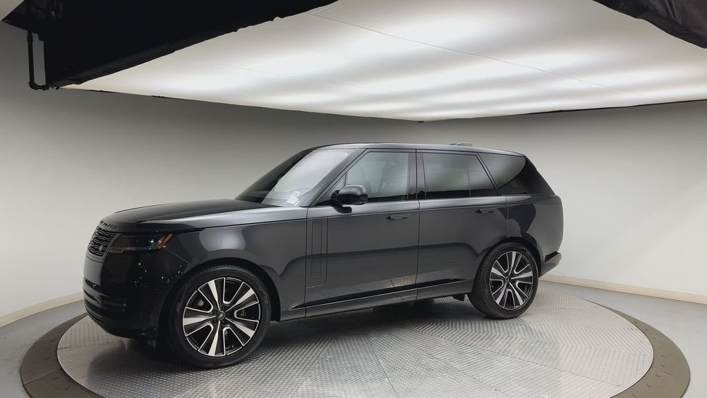 Used 2023  Land Rover SE image 6