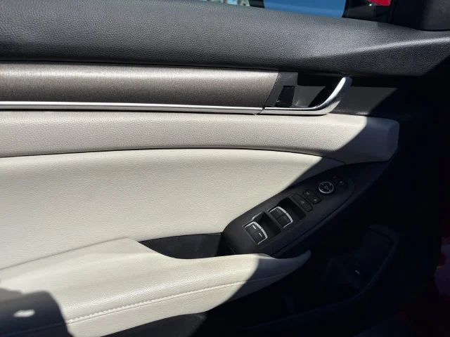 Used 2018 Red Honda LX 1.5T image 13