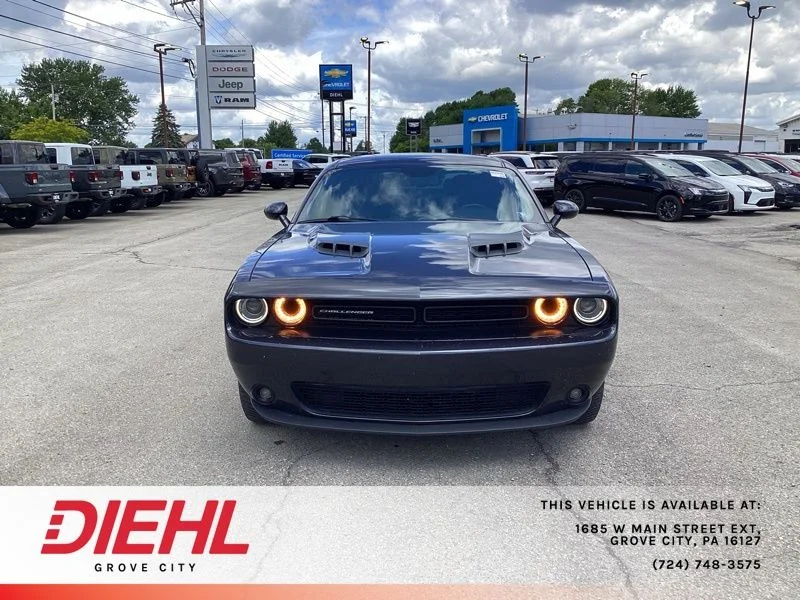 Used 2019 Gray Dodge SXT image 2