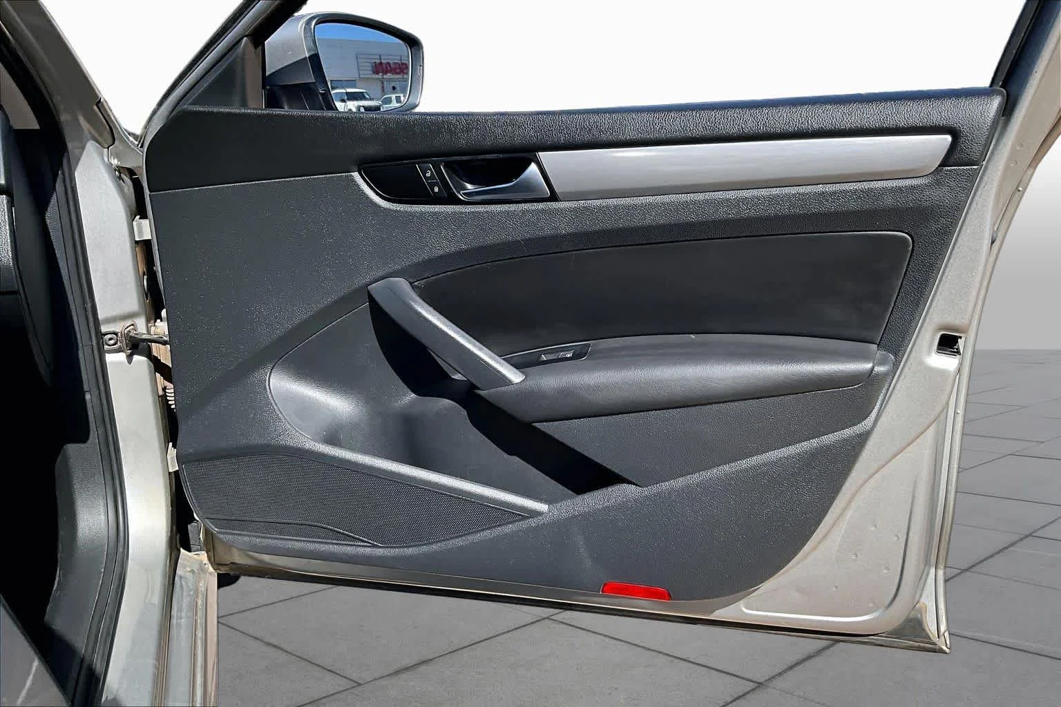 Used 2014 Platinum Gray Metallic Volkswagen SE image 24