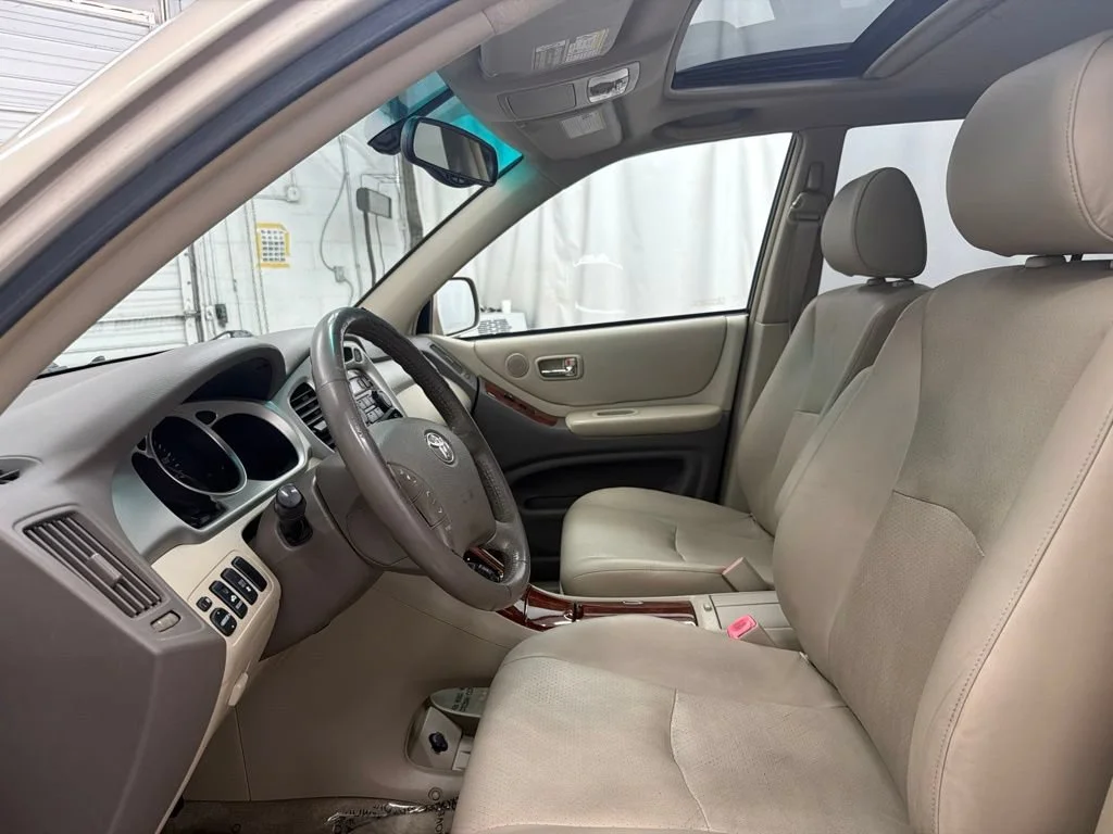 Used 2006 Gold Toyota Limited image 11