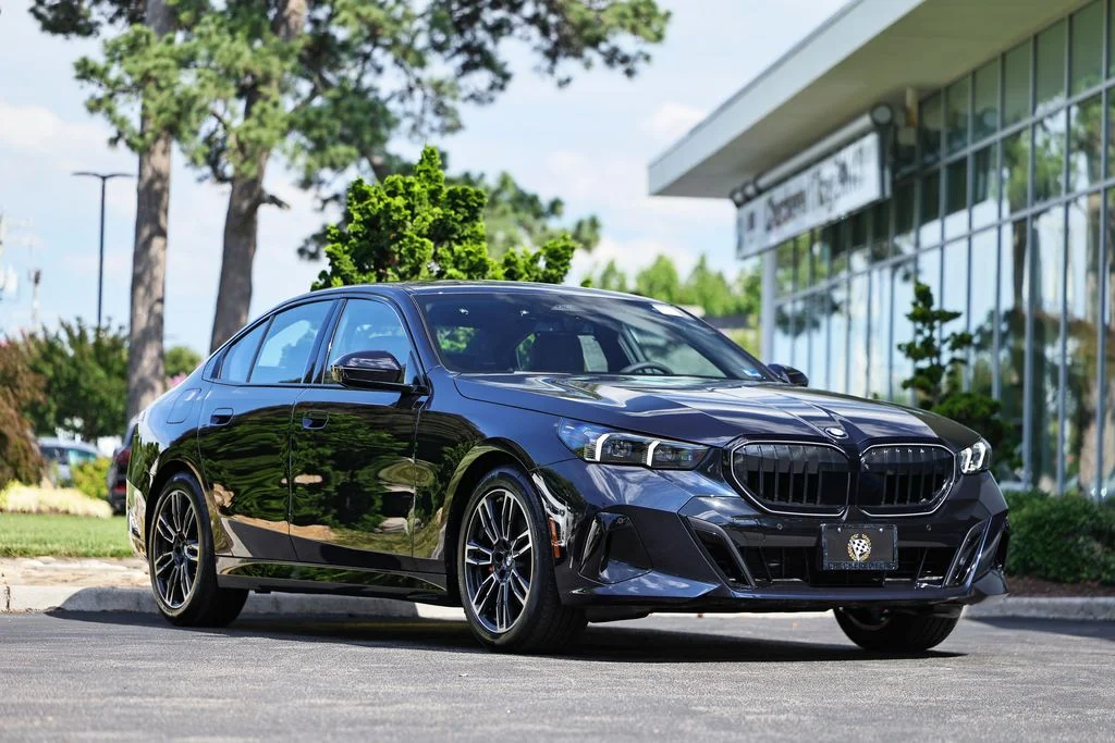 Used 2027 Carbon Black Metallic BMW 530i xDrive image 1
