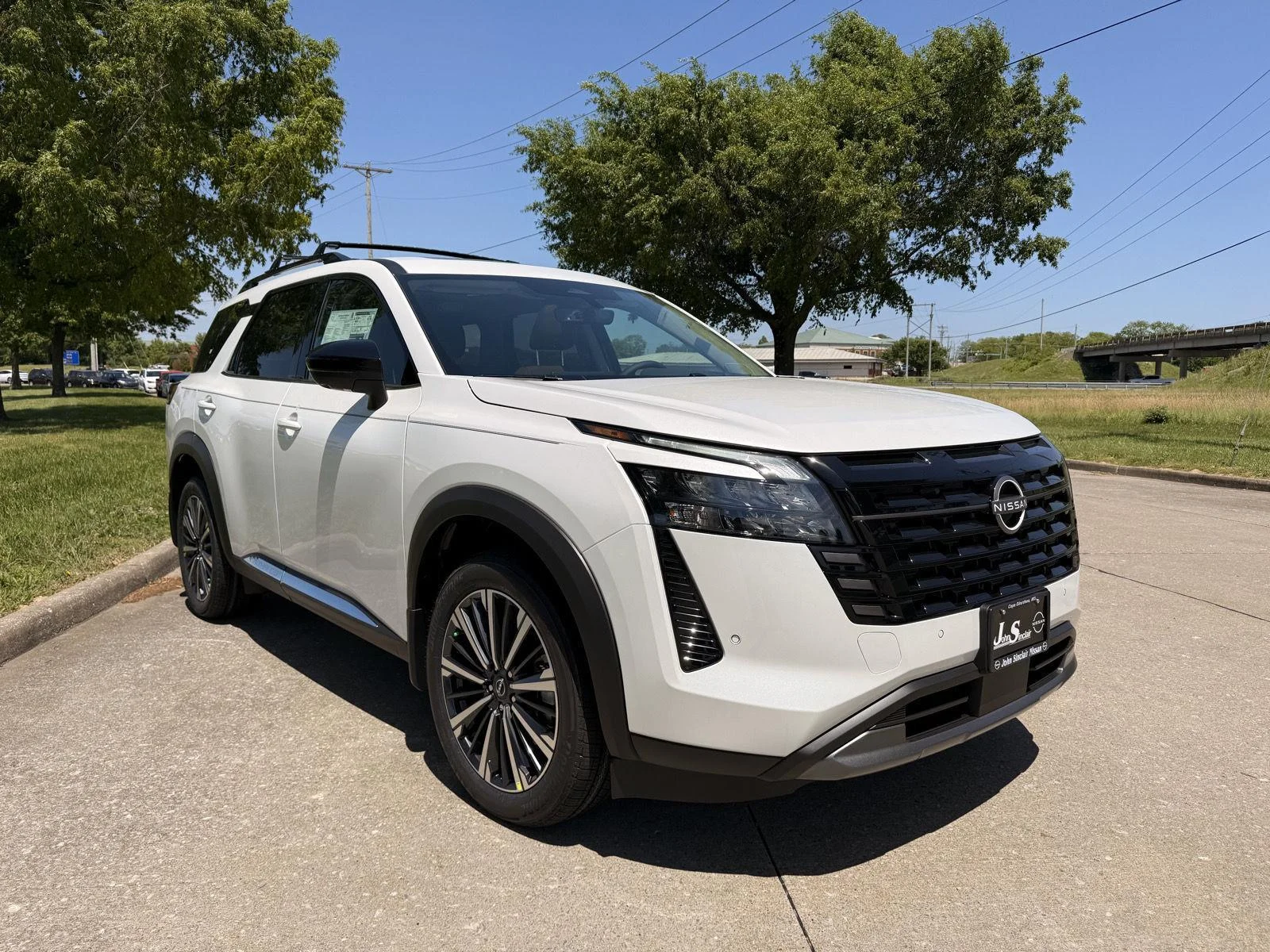 2026 Nissan Pathfinder Platinum 4WD's photo