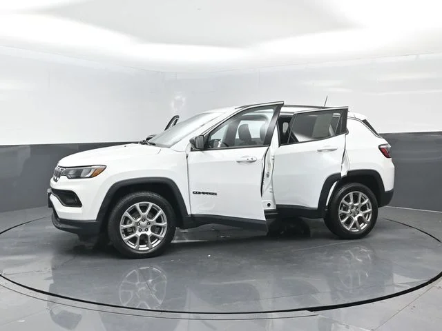 Certified Used 2022 Bright White Clearcoat Jeep Latitude Lux image 30