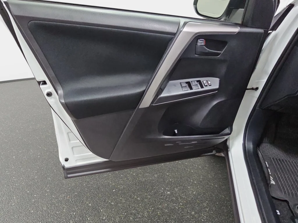 Used 2017 White Toyota LE image 29