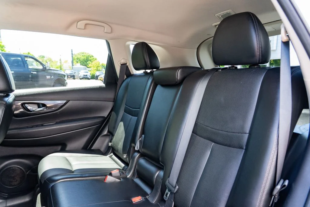 Used 2018 Silver Nissan SL image 21
