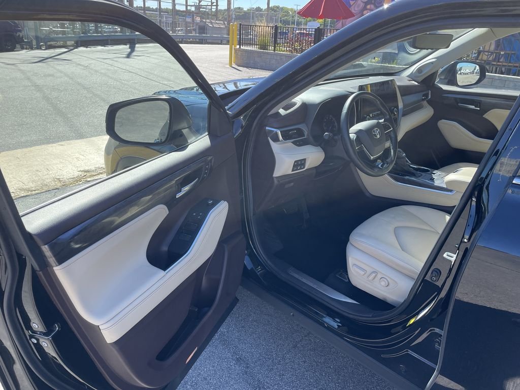 Used 2021 Black Toyota Platinum image 14
