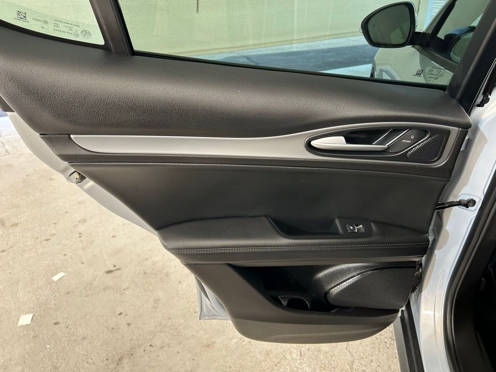 New 2025 Moonlight Gray Metallic Exterior Paint Alfa Romeo Base image 20