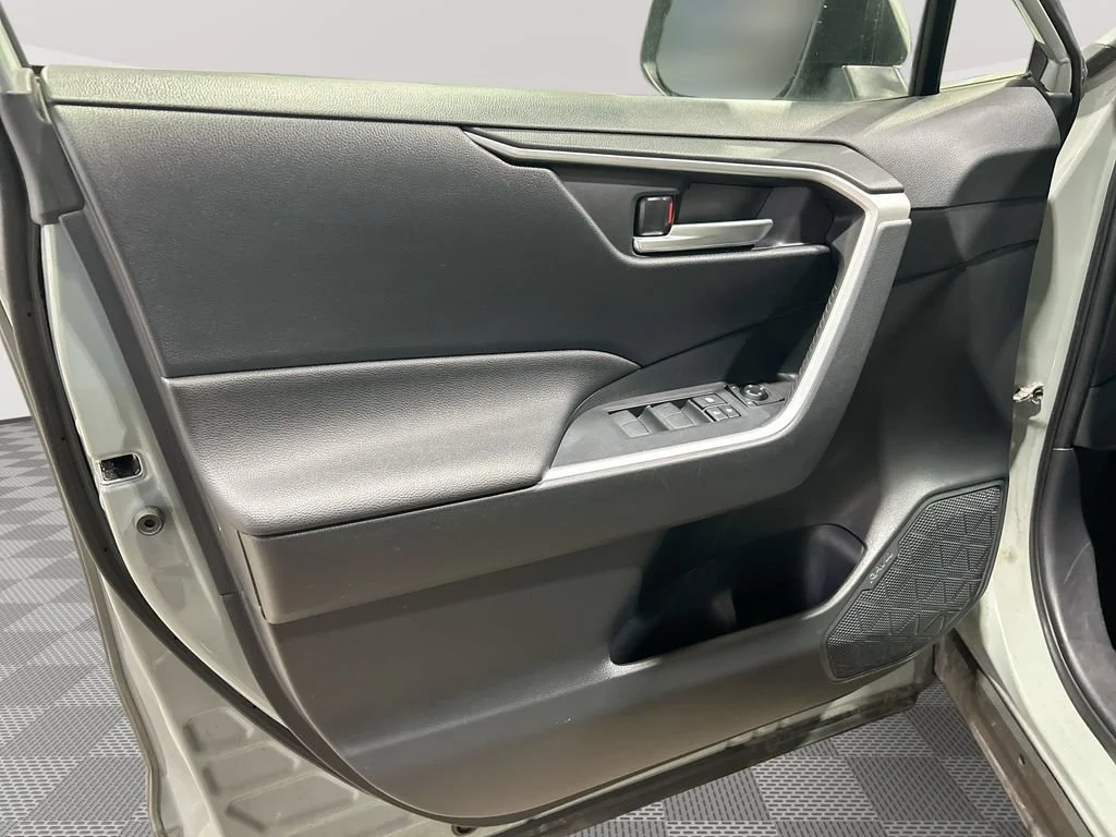 Used 2020  Toyota XLE image 25