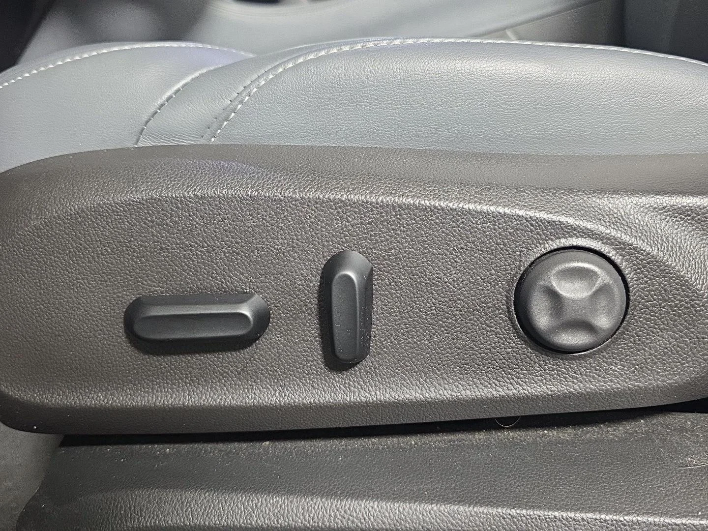 Used 2020 Ebony Twilight Metallic Buick Premium image 14