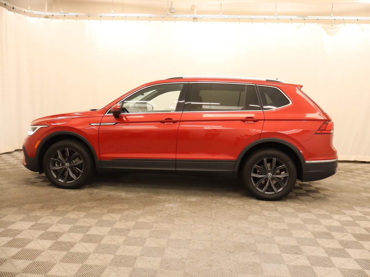 Used 2022 Kings Red Metallic Volkswagen SE image 2