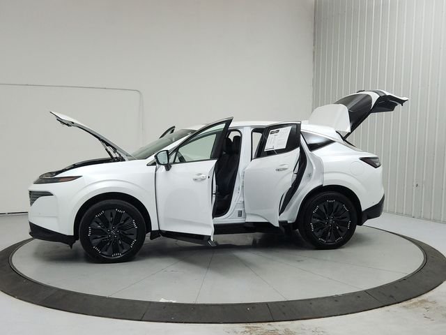 Used 2025 White Nissan Platinum image 12