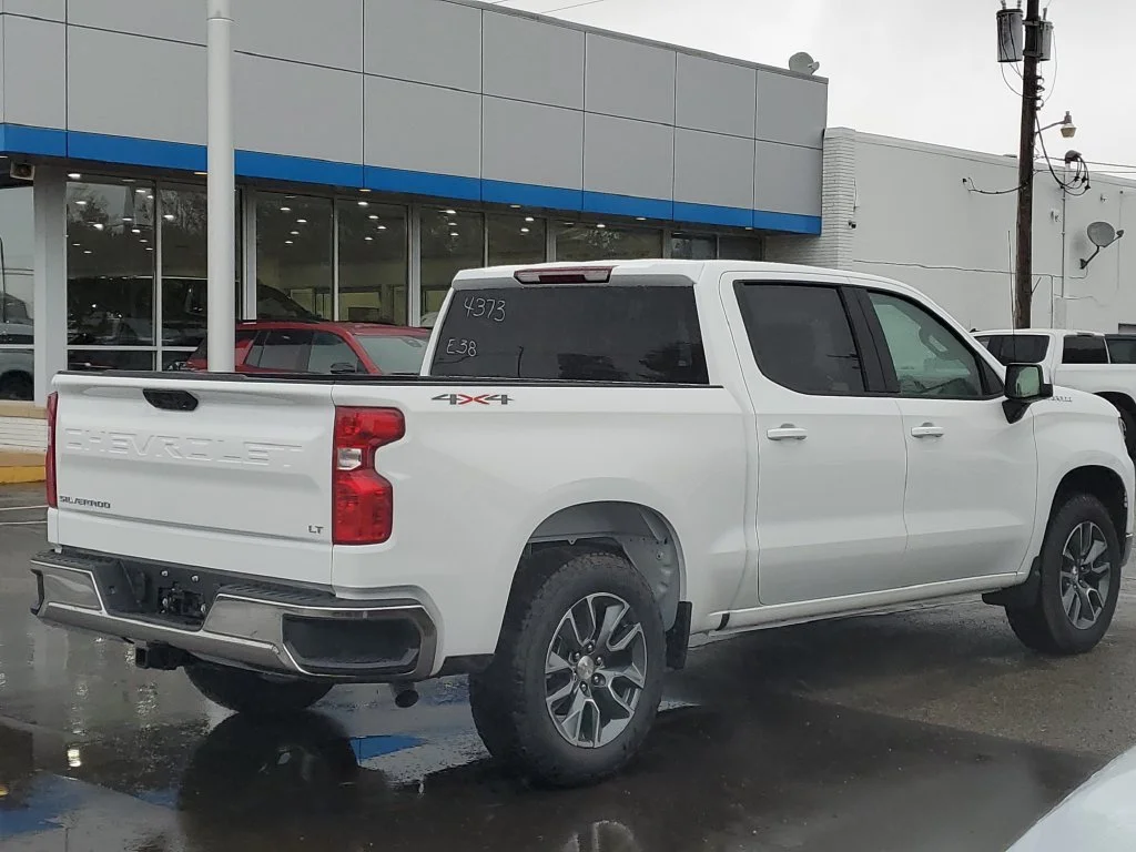 New 2026 Summit White Chevrolet LT (2FL) image 3
