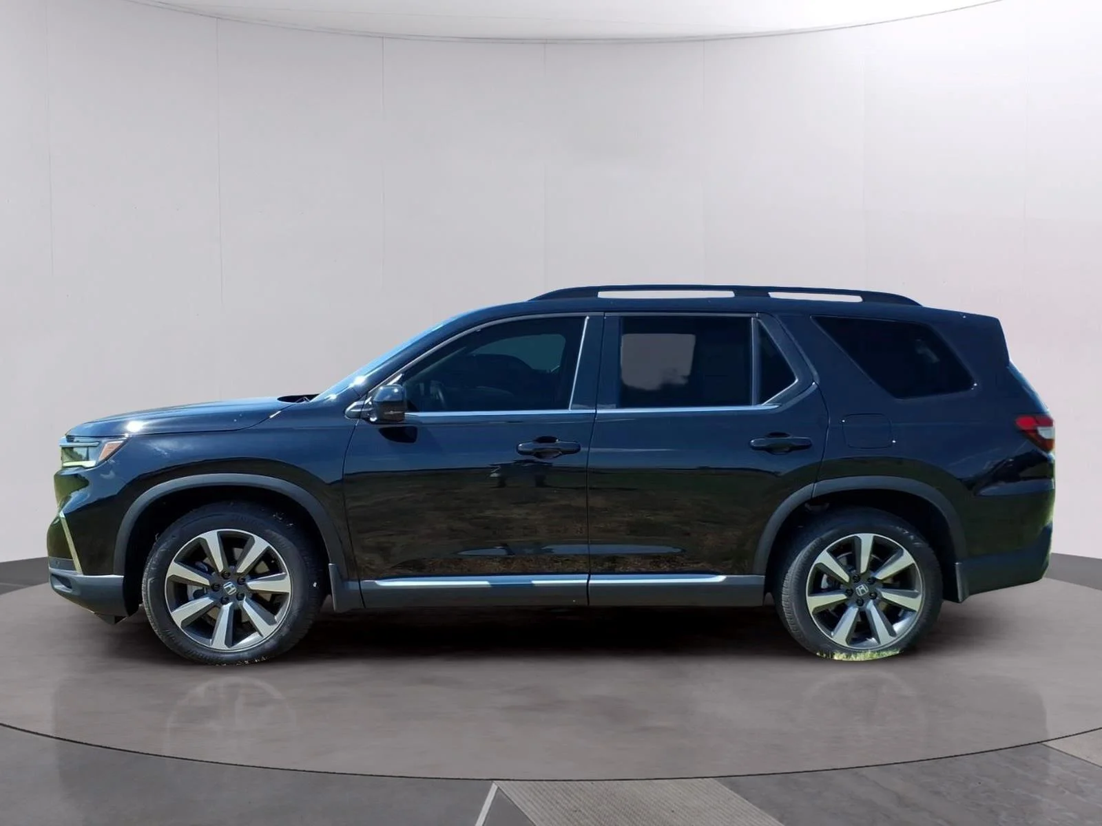 Used 2025 Crystal Black Pearl Honda Touring image 2
