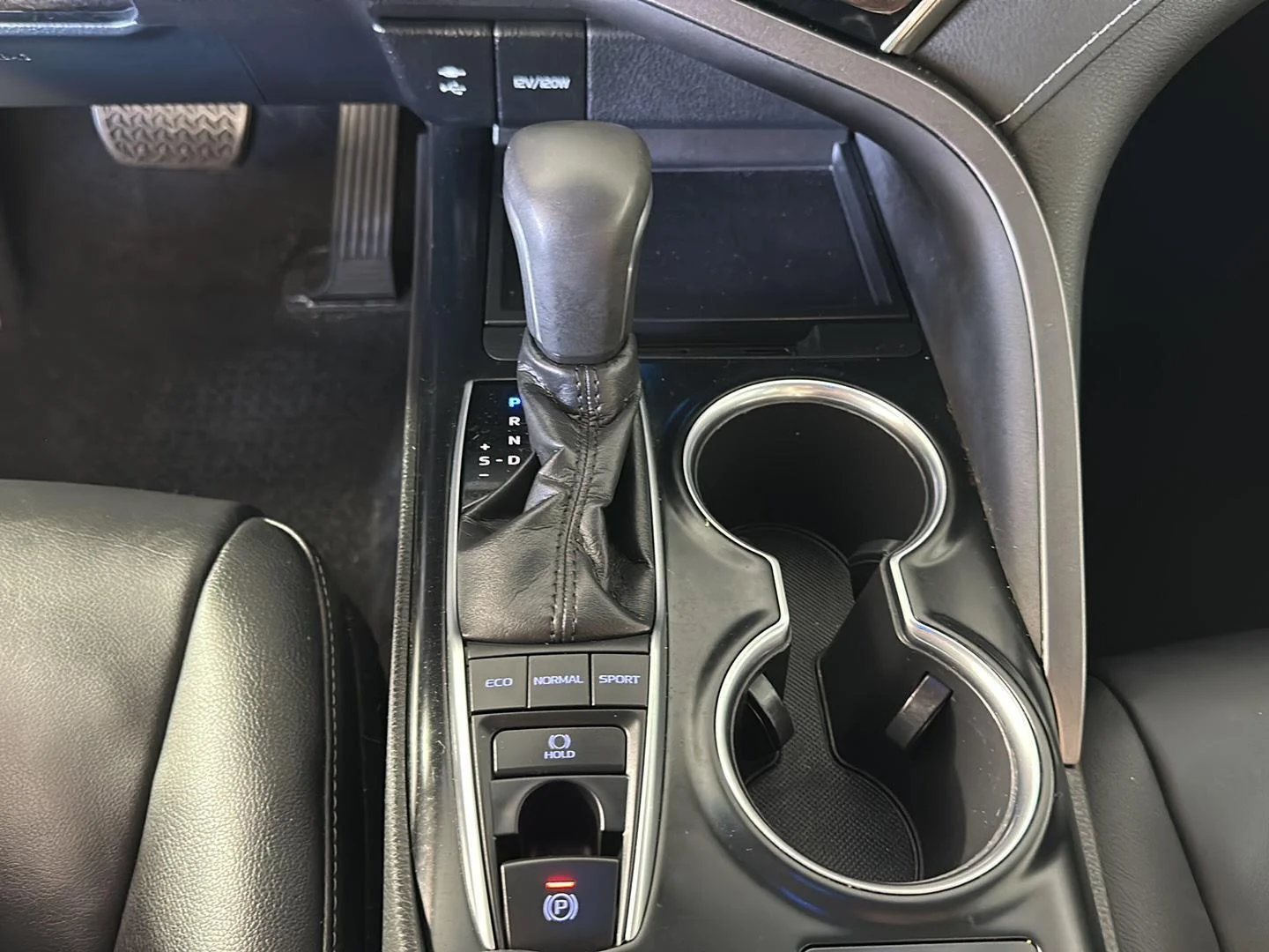 Used 2018 Pearl Toyota XSE image 19