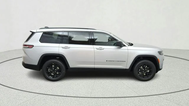 New 2026 Silver Zynith Exterior Paint Jeep Altitude image 10