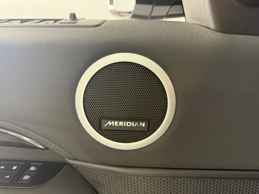 Used 2024 Fuji White Land Rover S image 20