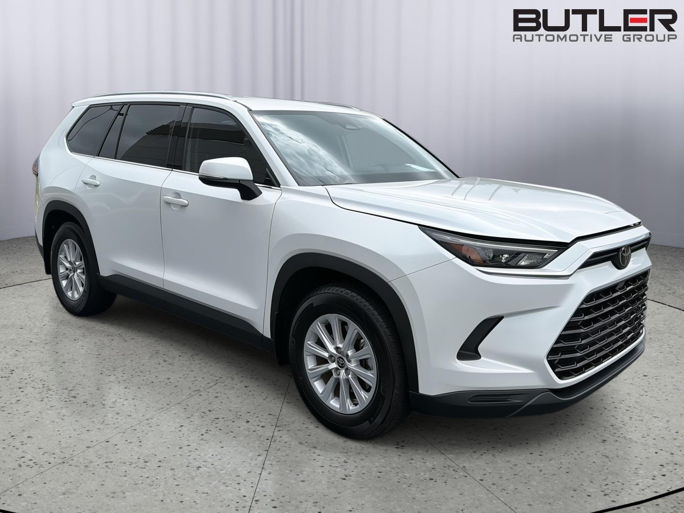 Used 2025 Wind Chill Pearl Toyota XLE image 8