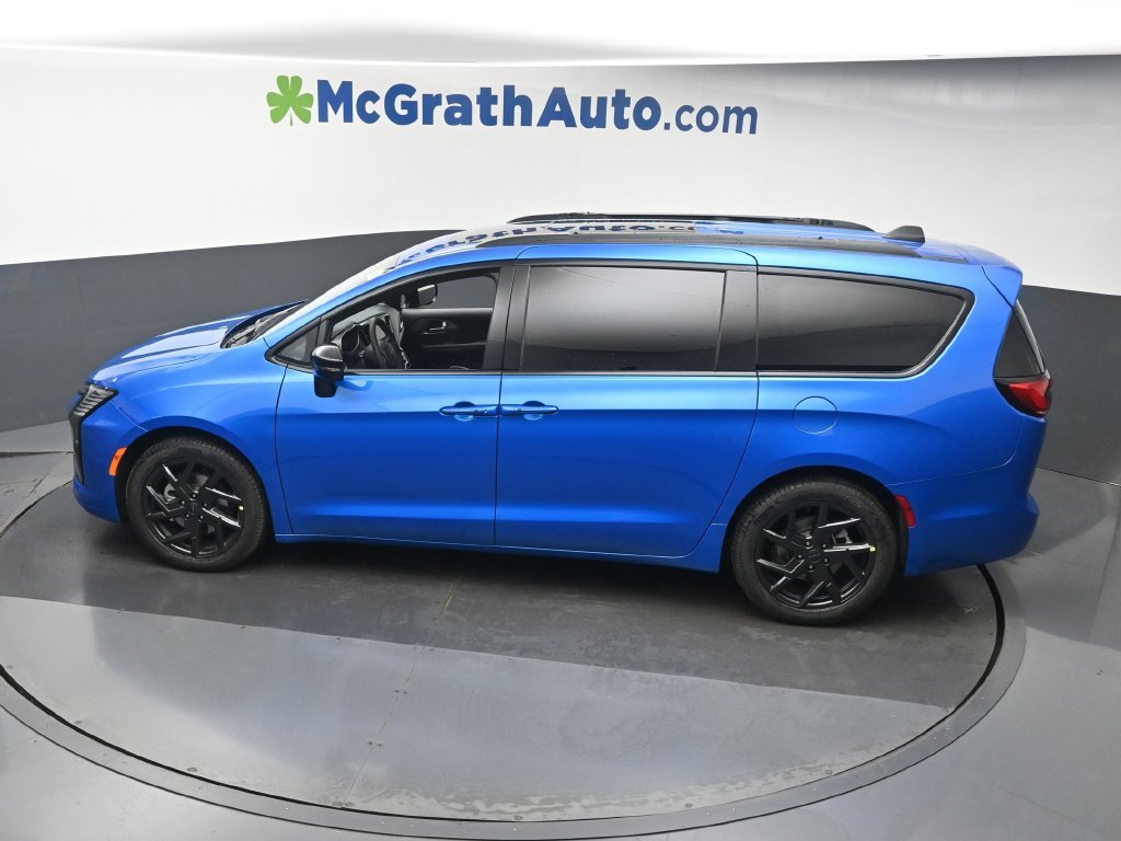 New 2027 Hydro Blue Pearl-Coat Paint Chrysler Limited image 25