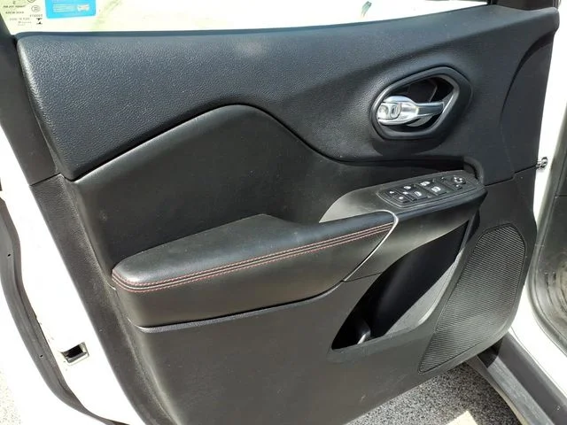 Used 2019 White Jeep Trailhawk image 12