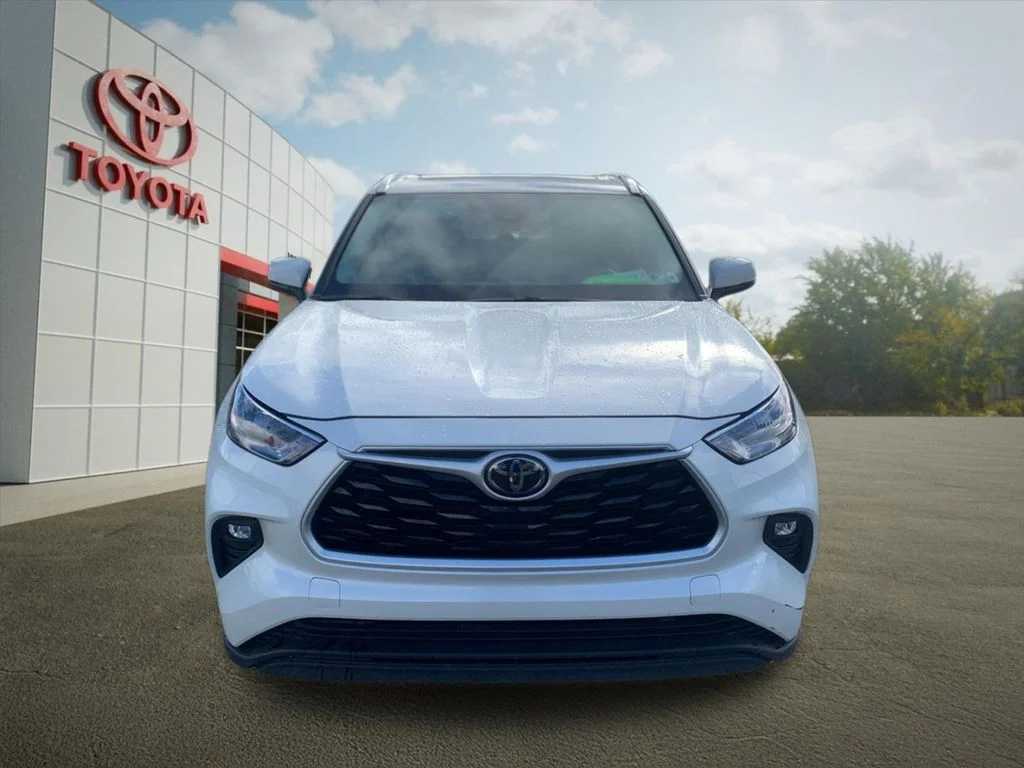 Used 2020 White Toyota XLE image 8