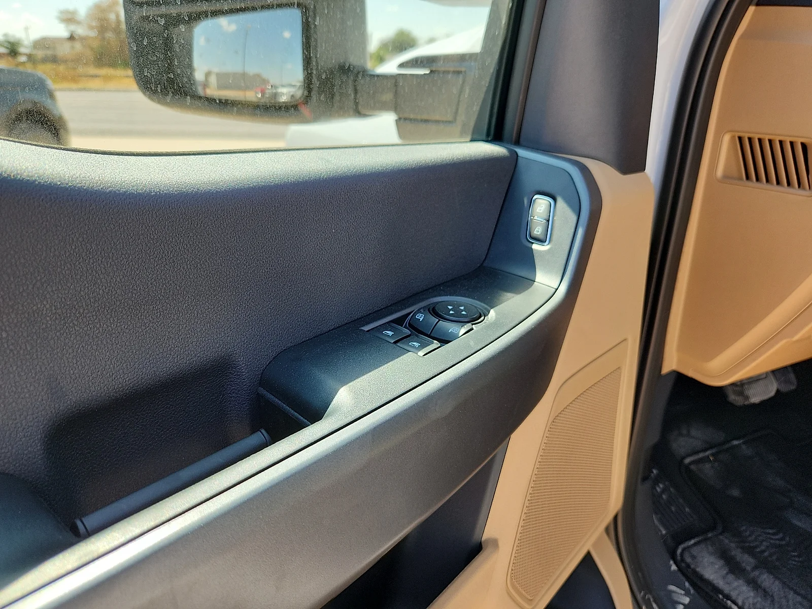 New 2027 Oxford White Ford XLT image 15
