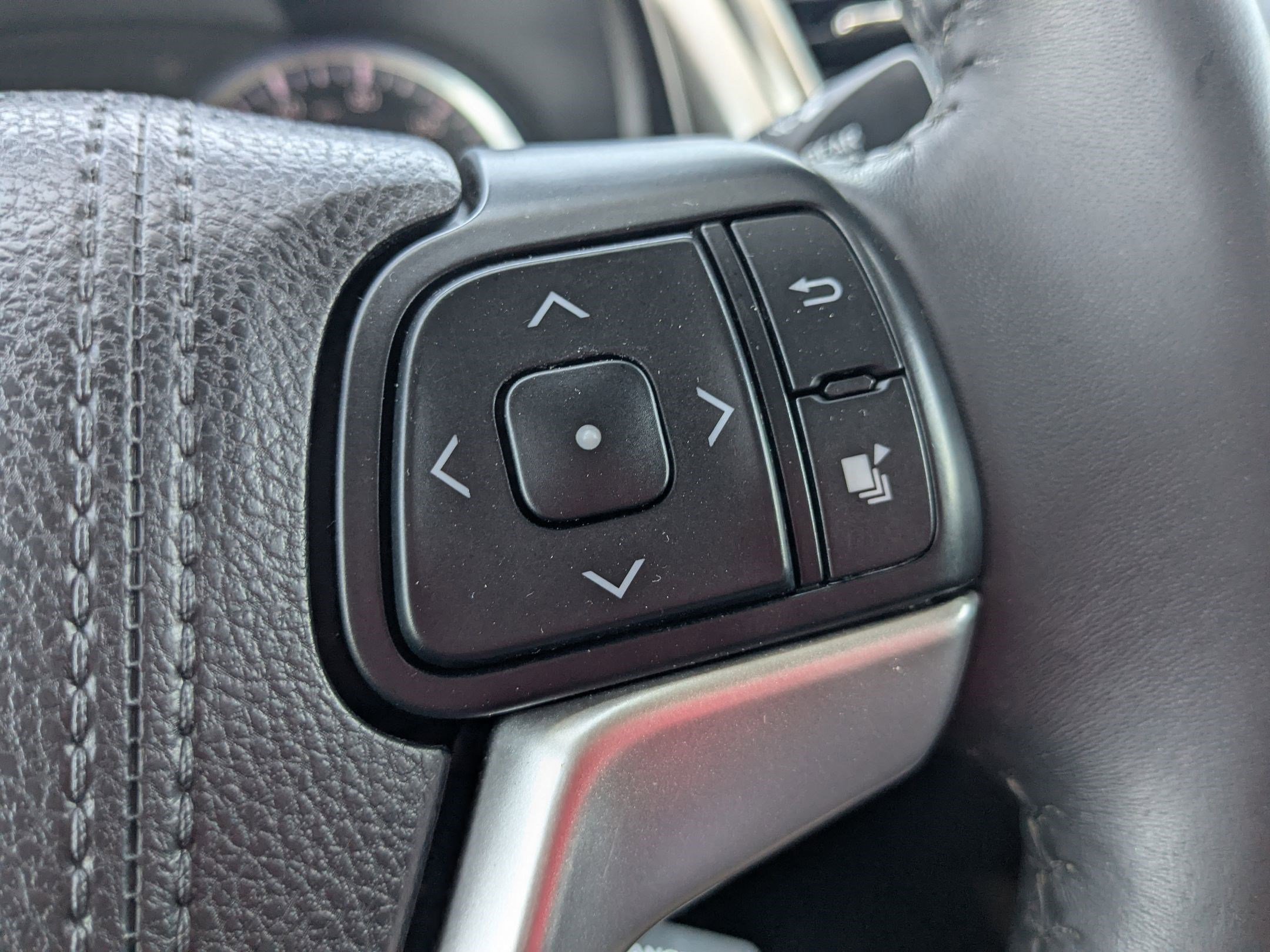 Used 2016 Predawn Gray Mica Toyota XLE image 18