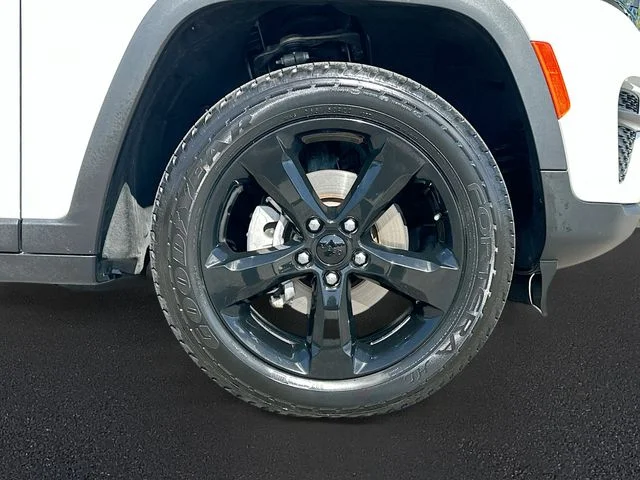 Used 2023 White/off-white Jeep Altitude X image 31