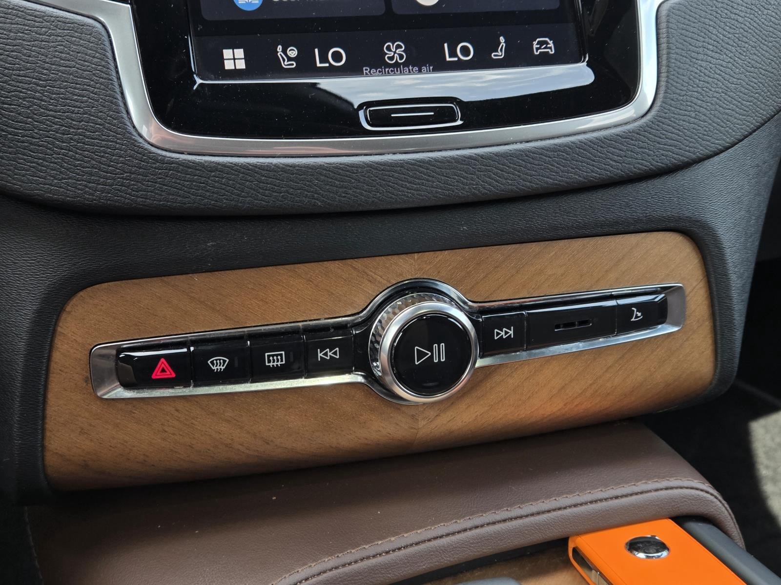 Used 2024 Onyx Black Metallic Volvo Plus Bright Theme image 28