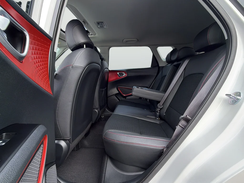 Used 2025 White Kia GT-Line image 17