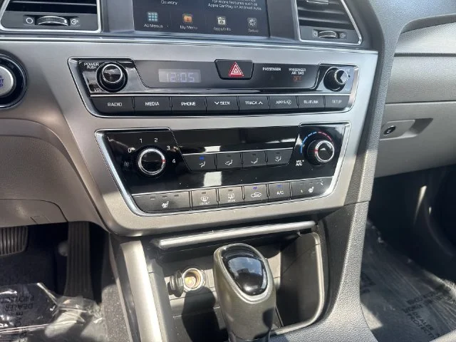 Used 2016 Silver Hyundai Sport image 22