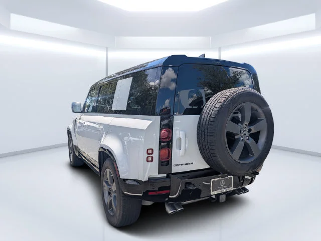 Used 2025 Fuji White Land Rover X-Dynamic SE image 3