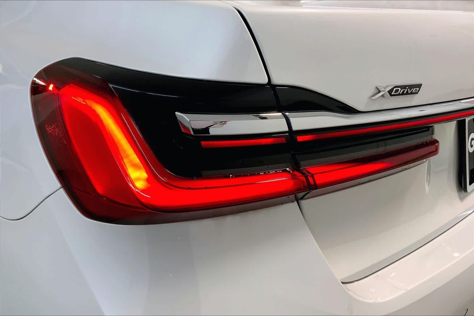 Used 2022 Mineral White Metallic BMW 750i xDrive image 28
