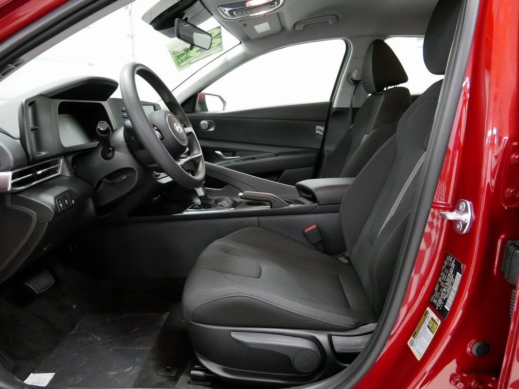 2025 Hyundai Elantra SE - Photo 9