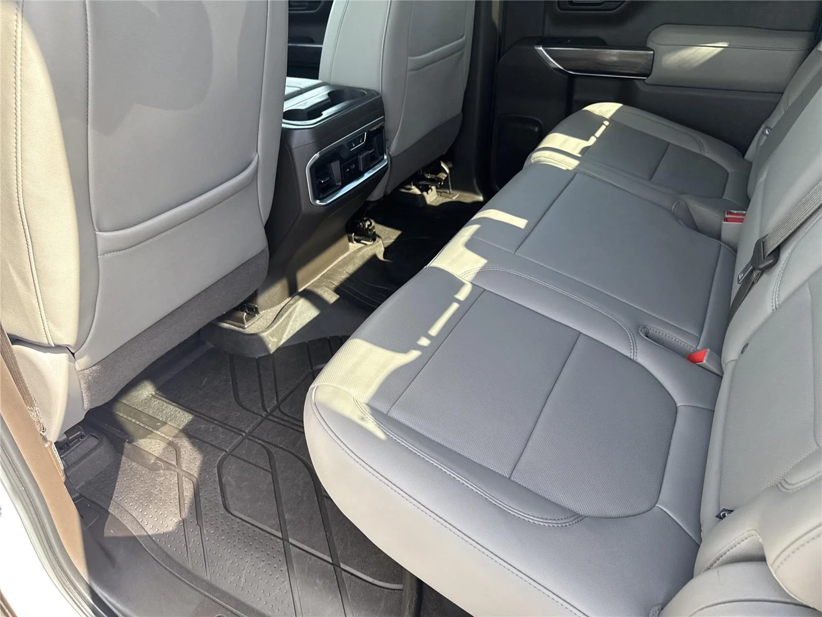 Used 2019 IRIDESCENT PEARL TRICOAT Chevrolet LTZ image 31