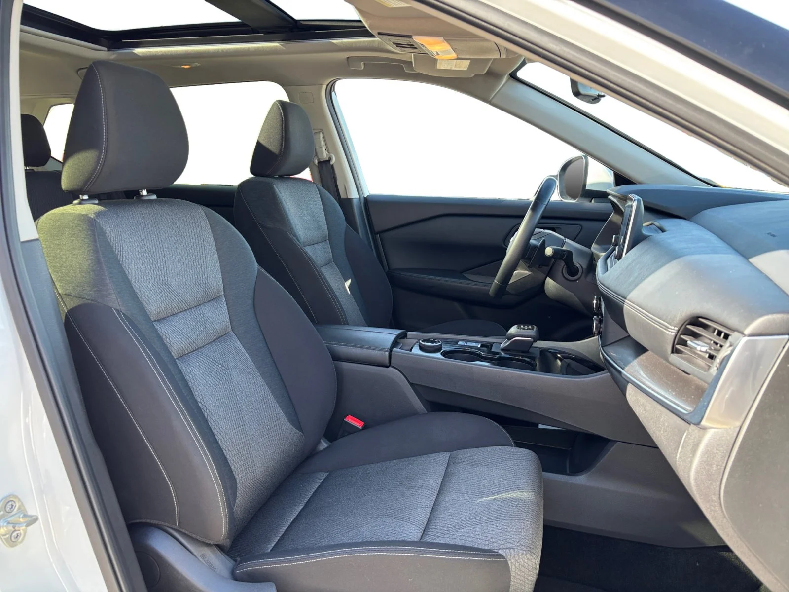 Used 2025 White Nissan SV Moonroof image 17