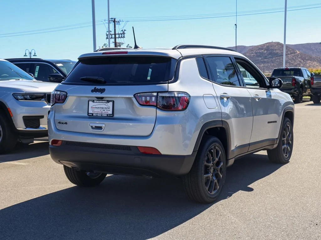 New 2026 Silver Zynith Metallic Clearcoat Jeep Latitude image 3