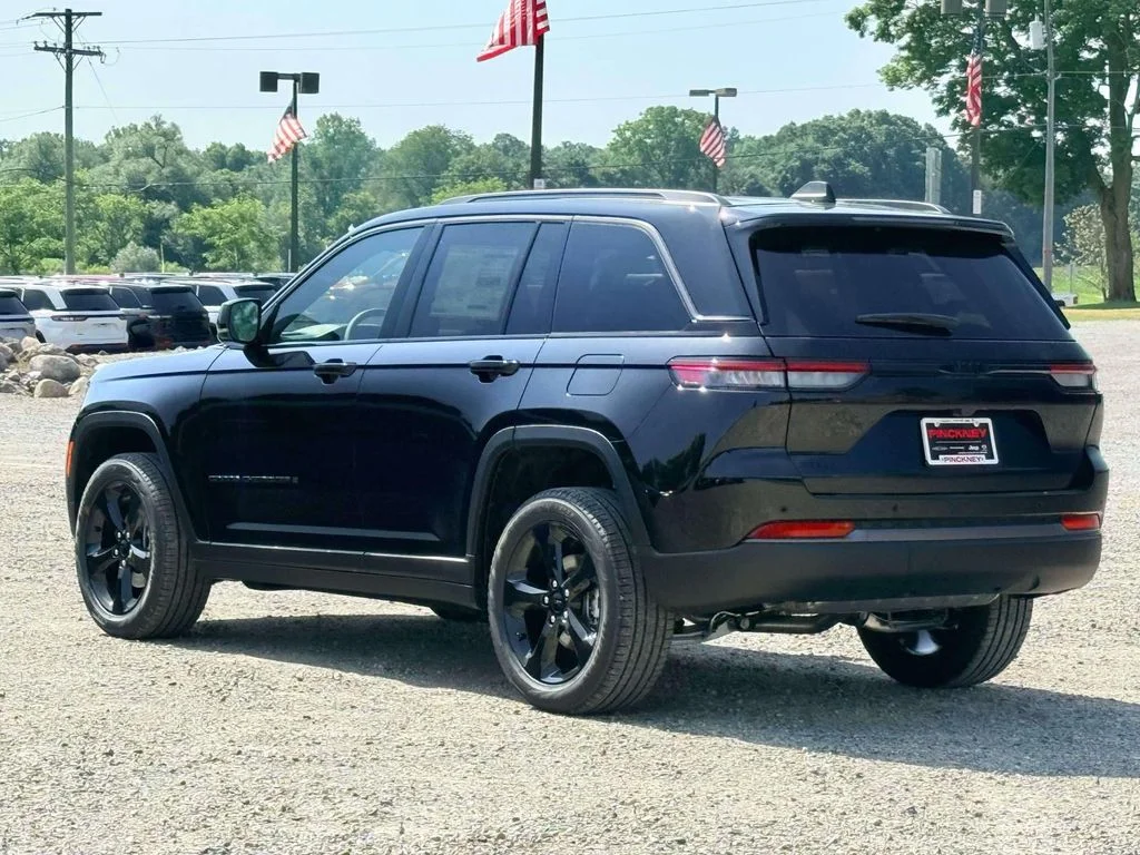 New 2026 Diamond Black Crystal Pearlcoat Jeep Limited image 9